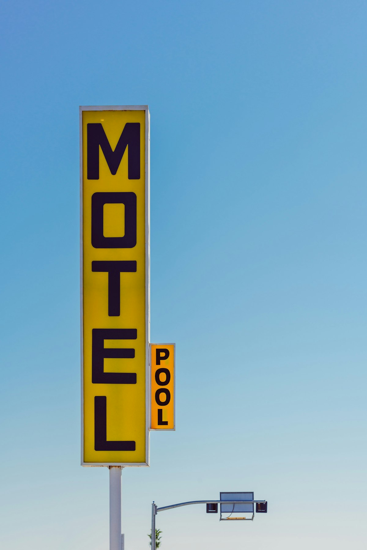 Motelschild vor blauem Himmel